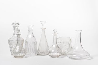 null Lot de six carafes ou décanteurs et un broc en verre ou cristal incolore uni...