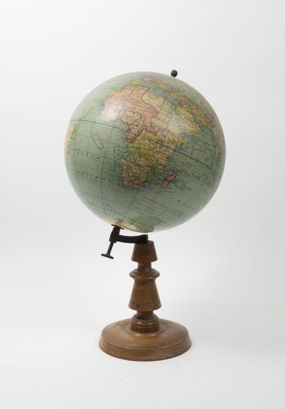 DELAGRAVE, XXème siècle World map with printed paper and cardboard globe, brass bow...