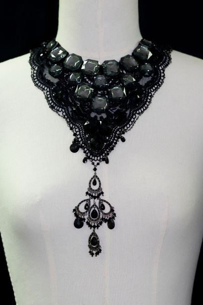 Collier "À fleur de peau" Black lace choker with openwork pendant in gray and black...