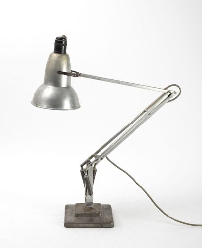 Georges CARWARDINE (1887-1948) Lampe à poser type Anglepoise.

En métal à deux bras...