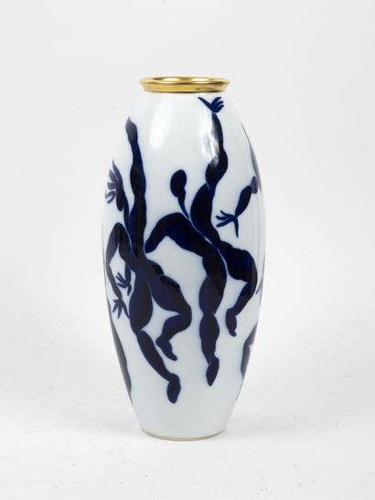 Hervé VAN DER STRAETEN (1965) pour BERNARDAUD Bacchanal.

White porcelain vase with...