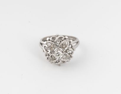 null Bague fleur en filins d'or gris (750) centrée d'un diamant de taille ancienne...