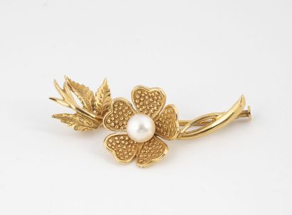 null Broche en or jaune (750) à forme d'une fleur rehaussée d'une perle de culture...