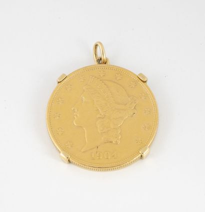 ÉTATS UNIS Pendentif en or jaune (750) ornée d'une pièce de 20 dollars en or 1904,...