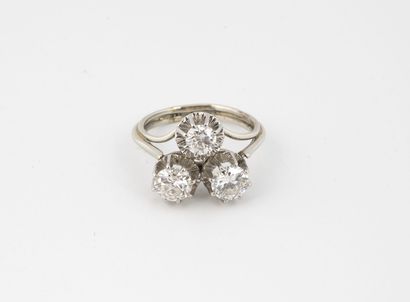 null Bague en or gris (750) et platine (850) ornée de trois diamants de demi-taille...
