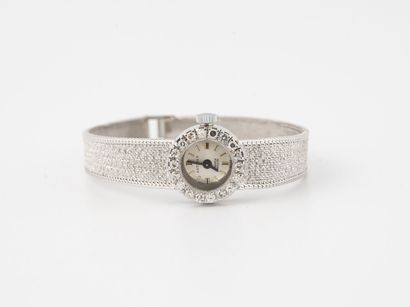 ASTOREX Montre bracelet de dame en or gris (750).

Boîtier rond.

La lunette ornée...