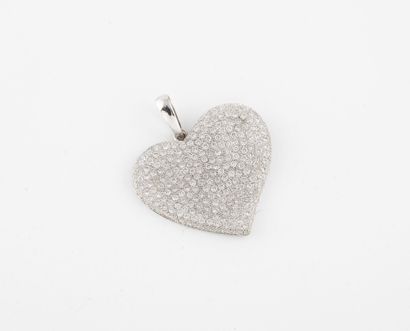 null Pendentif coeur, de forme libre, en or gris (750) pavé de diamants de taille...