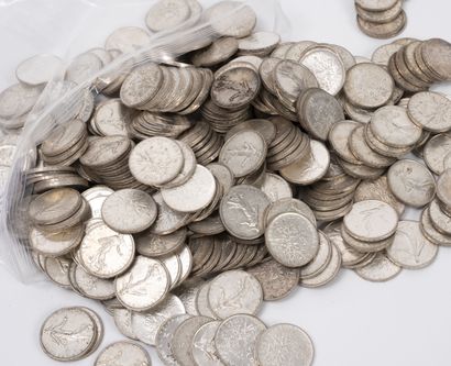 France Environ 300 pièces de 5 Francs en argent des années 1960.

Poids total : 3.610...