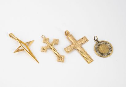 null Lot de trois pendentifs croix , deux ajourés et l'un à décor appliqué de la...