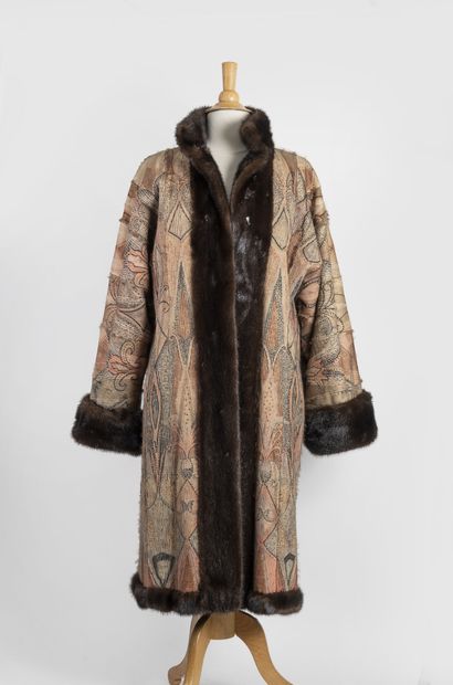 null Manteau de vison réversible.

L'intérieur entièrement peint polychrome de motifs...