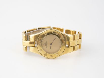 BAUME & MERCIER Ladies' wristwatch in gold-plated metal. 

Round case, the bezel...