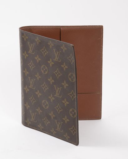 Louis VUITTON, Paris Porte documents en cuir marron et toile Monogram.

23 x 18 cm.

Petites...