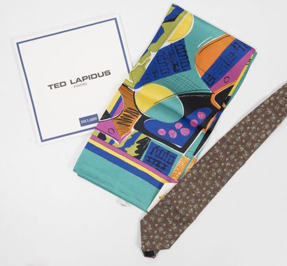 null Lot comprenant :

- TED LAPIDUS, Paris.

Carré en polyester à motifs abstraits...