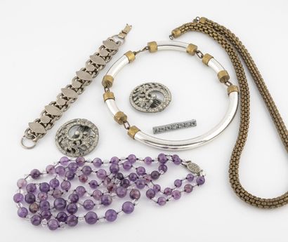 null Lot of various costume jewelry including :

- a necklace with two rows of amethyst...