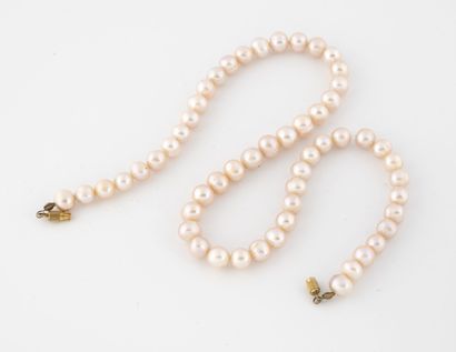 Necklace with a row of freshwater pearls...