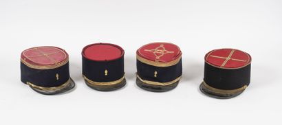 null Lot of 4 infantry kepis, 2 of which are captains.

Year 60.

Small accident...