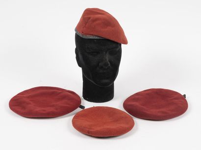 null Set of 4 red paratrooper berets, regulation and home model.