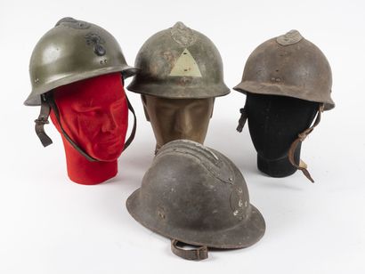 null Lot of 4 helmets model 1926.

With infantry and colonial infantry insignia.

Incomplete,...