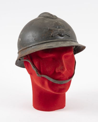 null Adrian helmet model 1915 with infantry insignia.

Complete with its interior...