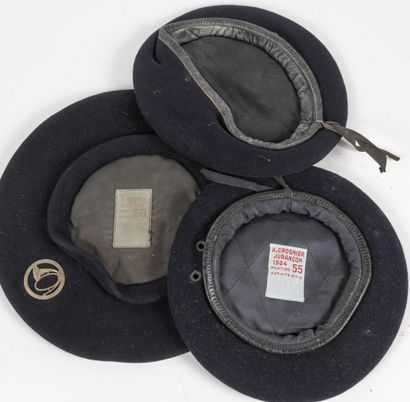 null Lot of 3 blue berets of which a 1955 Alpine Hunter tart with badge and a beret...
