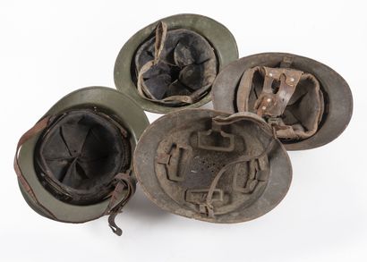 null Lot of 4 helmets model 1926.

With infantry and colonial infantry insignia.

Incomplete,...