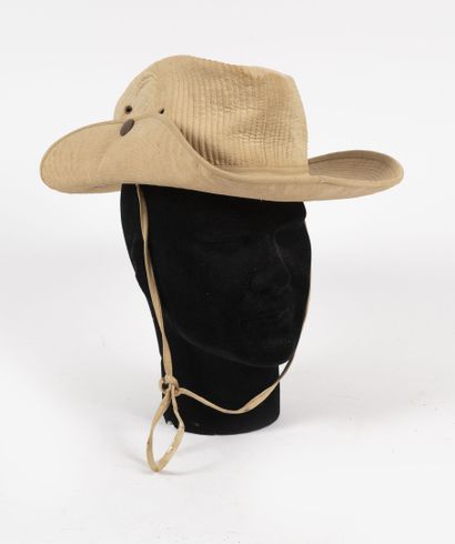 null Bush hat made in the Far East with the big snap.

With its chinstrap.

Oxidation...