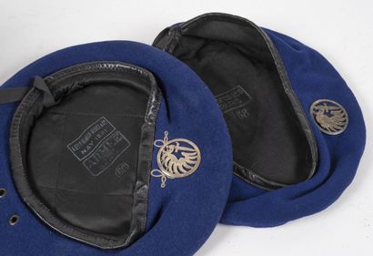 null Lot of 2 paratrooper berets in blue wool. 

-A model commando in three parts,...