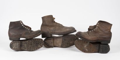 null Lot of 3 pairs of leather brodequins with studded or rubberized soles.

50'...