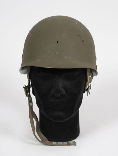 null American paratrooper liner M1 made by Westinghouse D20 in fiber.

Complete with...