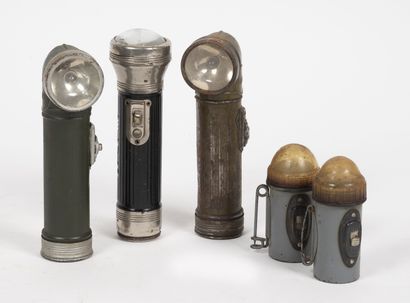 null Lot d'équipements américains comprenant :

-2 TL122-A.

-1 lampe torche USN...