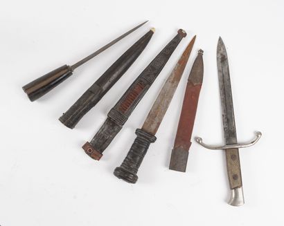 null Lot of 3 bladed weapons:

-One with European bayonet blade.

-An African dagger...