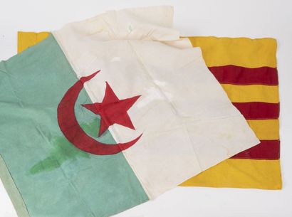  Lot de 2 drapeaux : 
-Un du FLN en tissus peint (77 x 92 cm - taches). 
-Un du Viet-Nam....