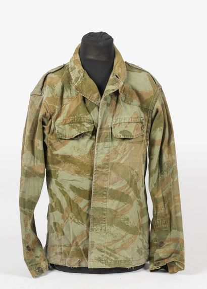 null Lot d'une veste 47/52 TAP en toile camouflée (manque tous les dessus des boutons...