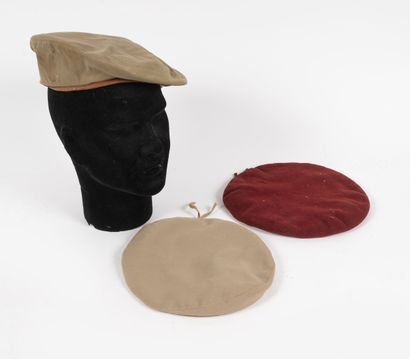 null Lot of 3 berets : 

-1 red beret of 1969 with Coinderoux badge.

-2 beige canvas...