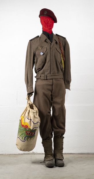 null Mannequin of colonial paratrooper in woolen suit type 45 including : 

Reproduction...