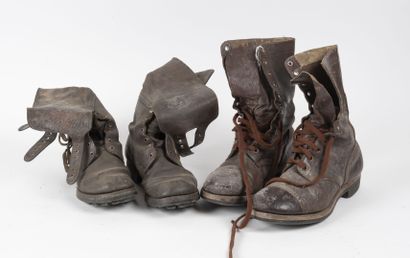 null Pair of American marching boots in reddish leather and a pair of American Buckles...