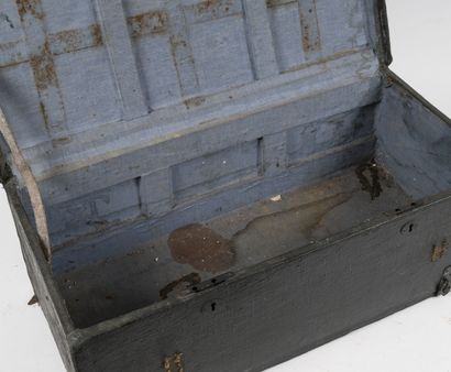 null Officer's trunk.

Wooden trunk covered with coated canvas and wooden reinforcements,...