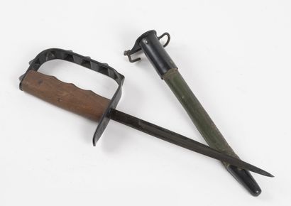 null Trench Knife américain modèle 1917, poignée en bois à garde pyramidale marquée...