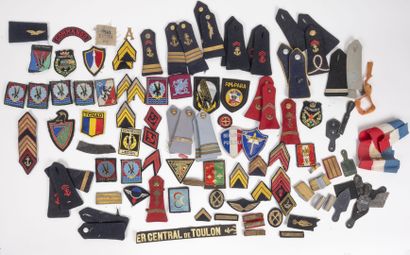 null Large lot of fabric badges and epaulets of the French army, all weapons and...