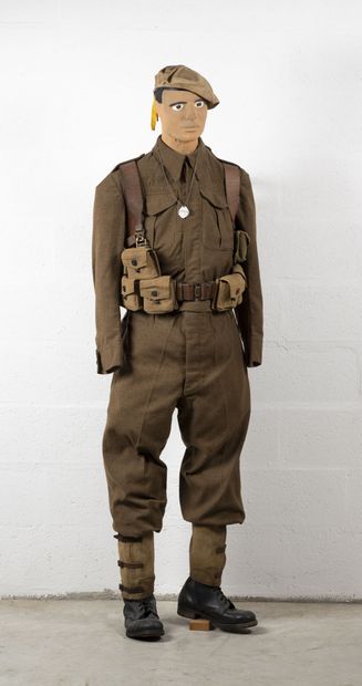 null Mannequin de soldat en tenue laine modèle 45 comprenant :

Béret en toile beige,...