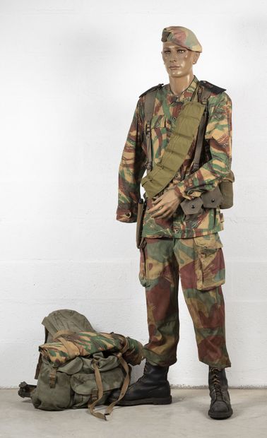 null Mannequin d'un Commando Marine comprenant : 

Une tenue réalisée en toile de...