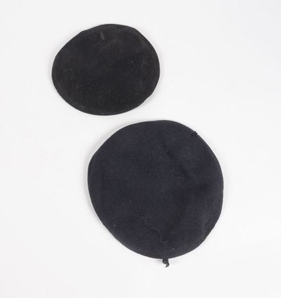 null Lot of 2 berets made in three parts.

-A navy blue beret with para beret badge,...