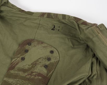 null Tenue de saut modèle 1947-53, réalisée en toile camouflée. 

La veste et le...