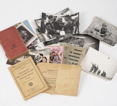  Lot de documents : Cartes postales sur les parachutistes, photographies époque Guerre...