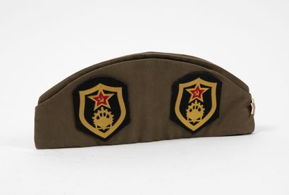 U.R.S.S., seconde moitié du XXème siècle Khaki fabric beret with enameled metal badges.

Size...