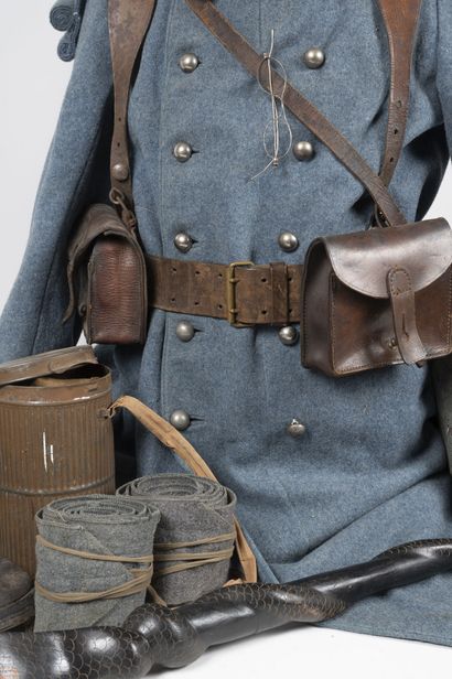 null 
Uniforme d'un soldat du 16eme Train vers 1918 comprenant : 




Casque Adrian...