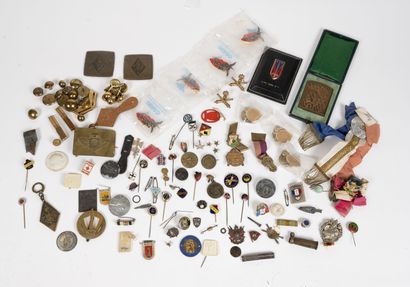 null Lot of metal badges, collar discs, pins, medallions, buckles, German day medals,...