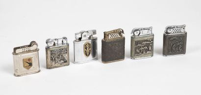 null Lot of 6 silver plated lighters.

Of which 4 decorated with Indochinese motifs...