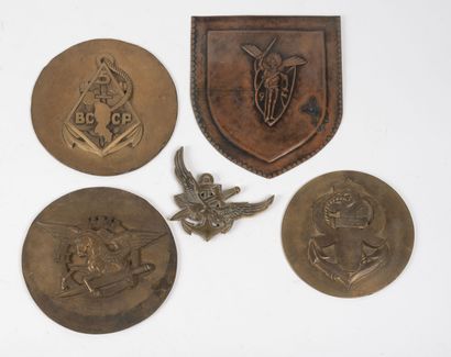  Lot de 4 médaillons et un emblème en bronze ou laiton avec insigne régimentaire...