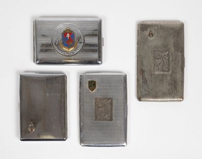 null Lot de 4 étuis à cigarettes en métal argenté à décor d'insigne d'unités françaises...